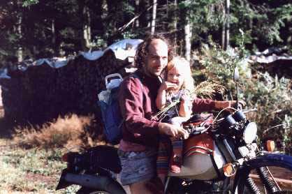 Christoph mit seinen Lieben: Tochter Paula und Honda XL 250